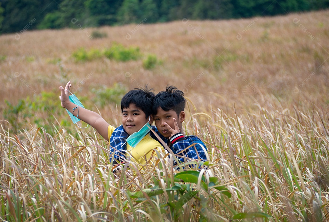 Meninos sorridentes no meio do campo