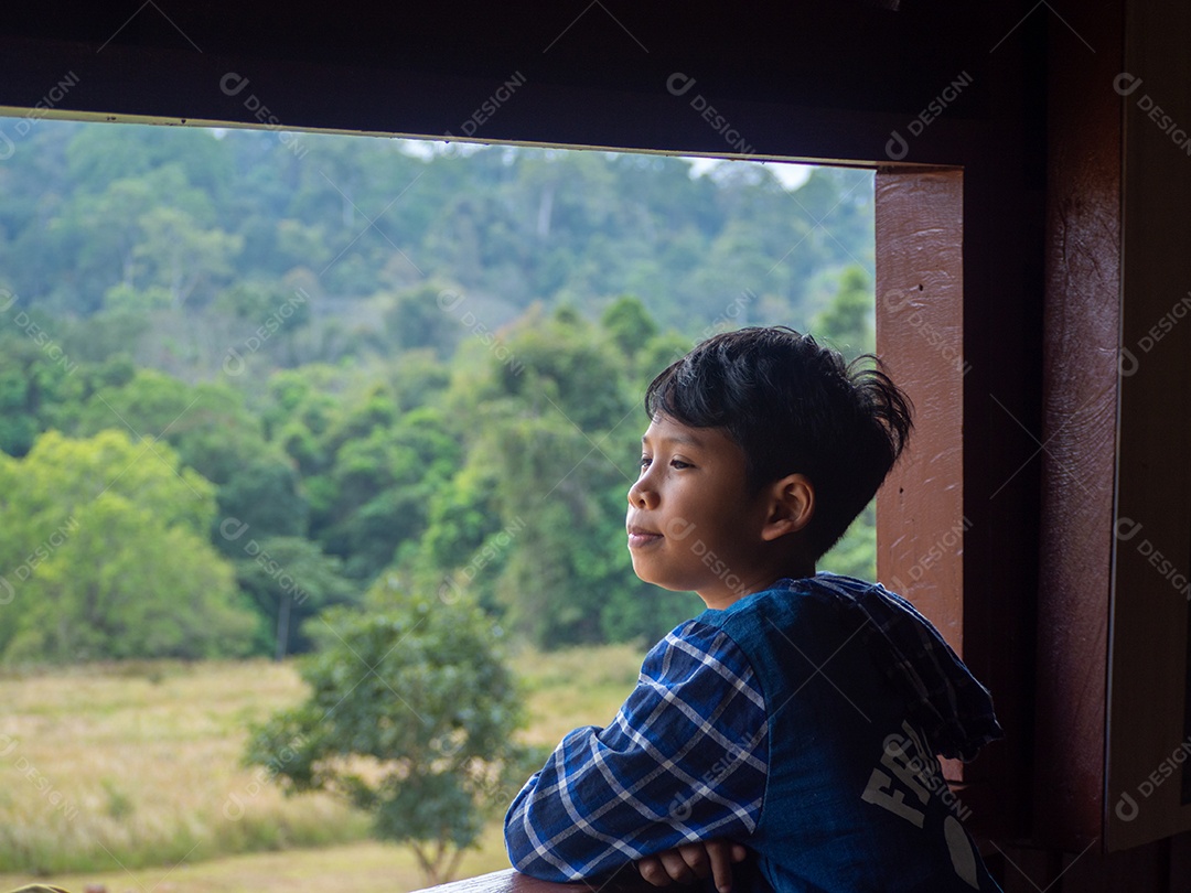 Menino observando a janela