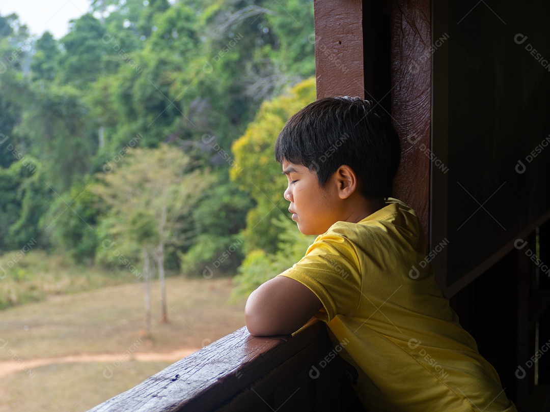 Menino observando a janela