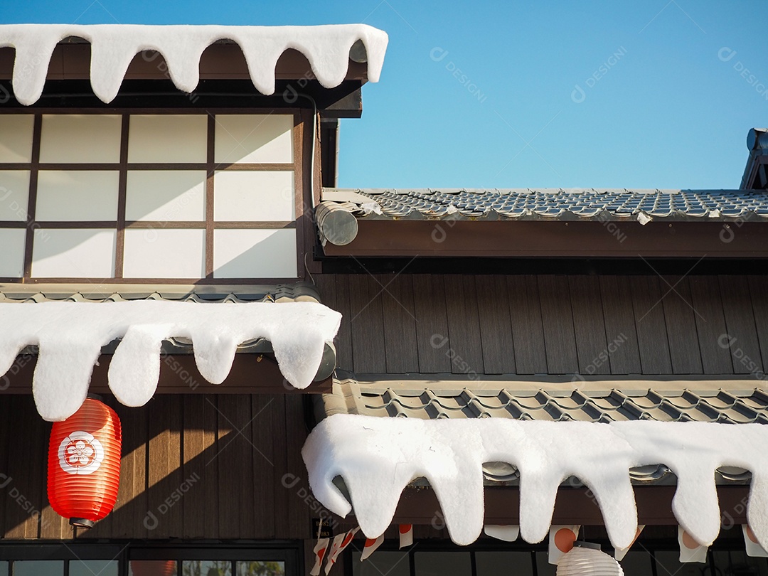 Família feliz passando tempo ao ar livre abraçando e apreciando a vista do rio. Mãe com dois filhos.