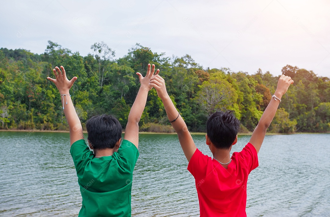 Dois meninos na beira do rio