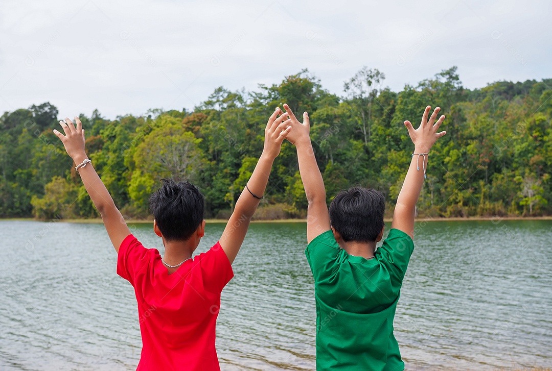 Dois meninos na beira do rio
