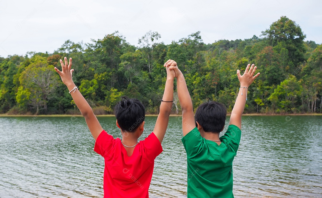 Dois meninos na beira do rio