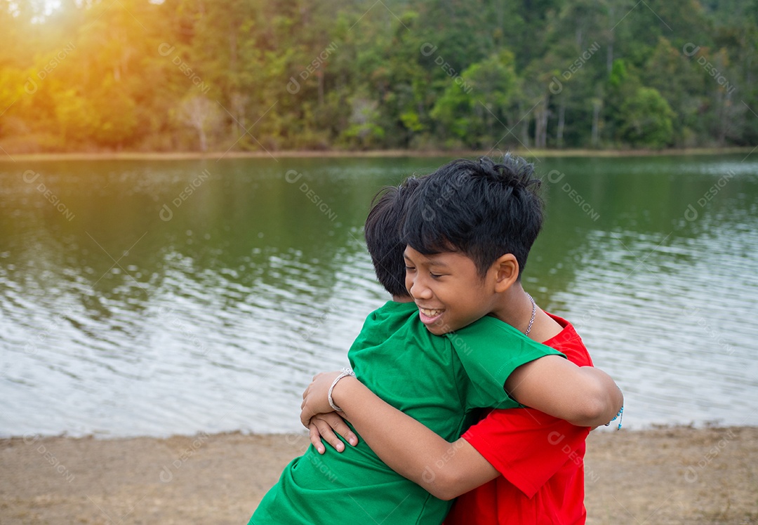 Meninos felizes na beira do rio