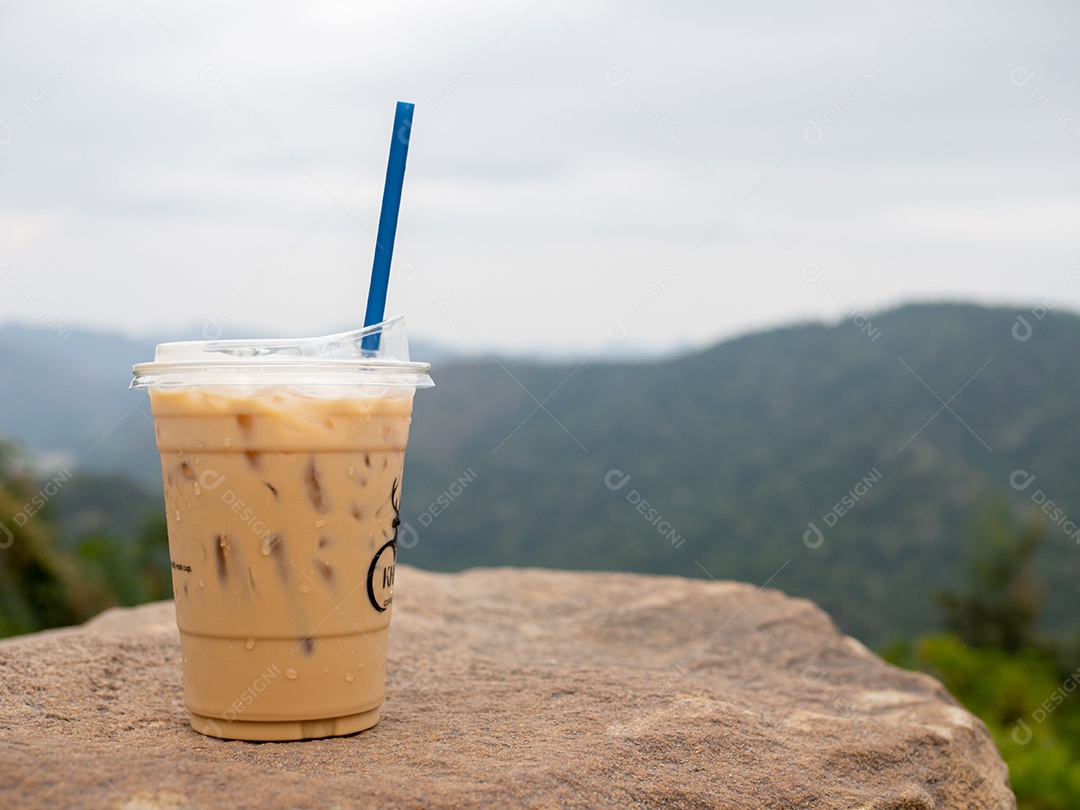 Copo com canudo bebida café gelado com vista de paisagem