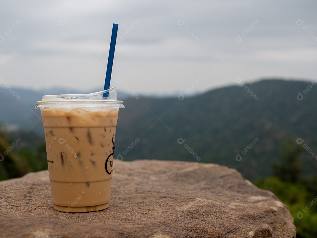 Copo com canudo bebida café gelado com vista de paisagem