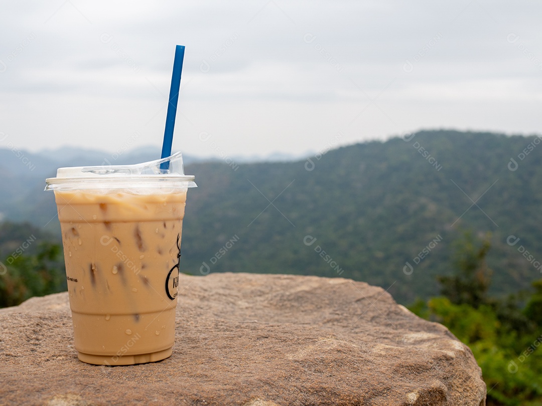 Copo com canudo bebida café gelado com vista de paisagem