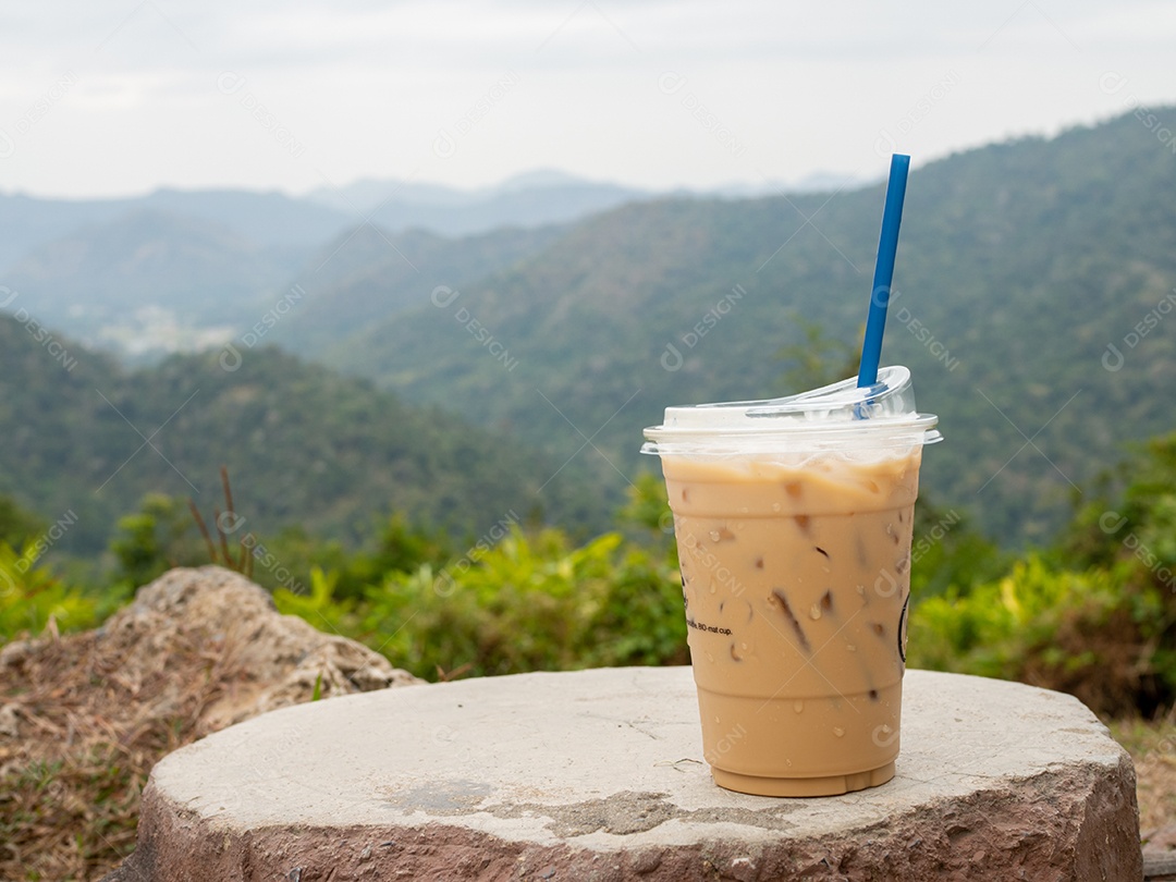 Copo com canudo bebida café gelado com vista de paisagem