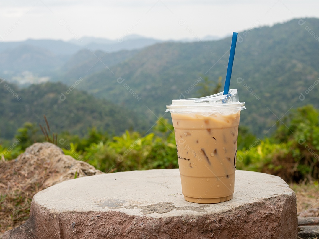 Copo com canudo bebida café gelado com vista de paisagem