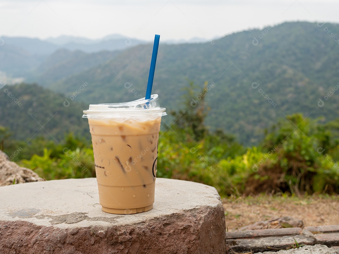 Copo com canudo bebida café gelado com vista de paisagem