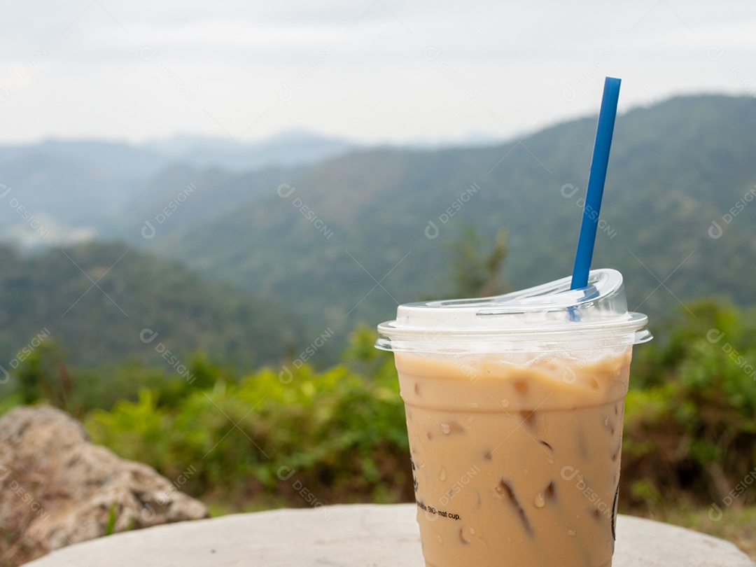 Copo com canudo bebida café gelado com vista de paisagem