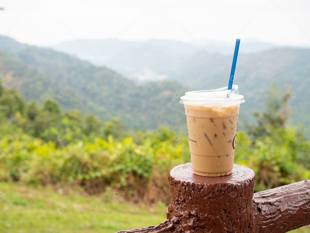 Bebida café gelado sobre madeira com vista de paisagem