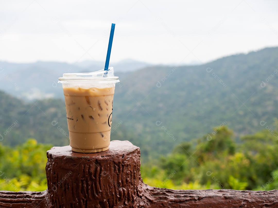 Bebida café gelado sobre madeira com vista de paisagem