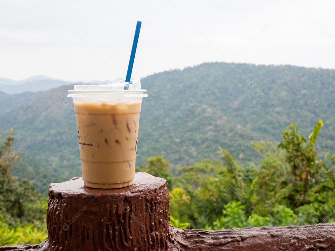 Bebida café gelado sobre madeira com vista de paisagem