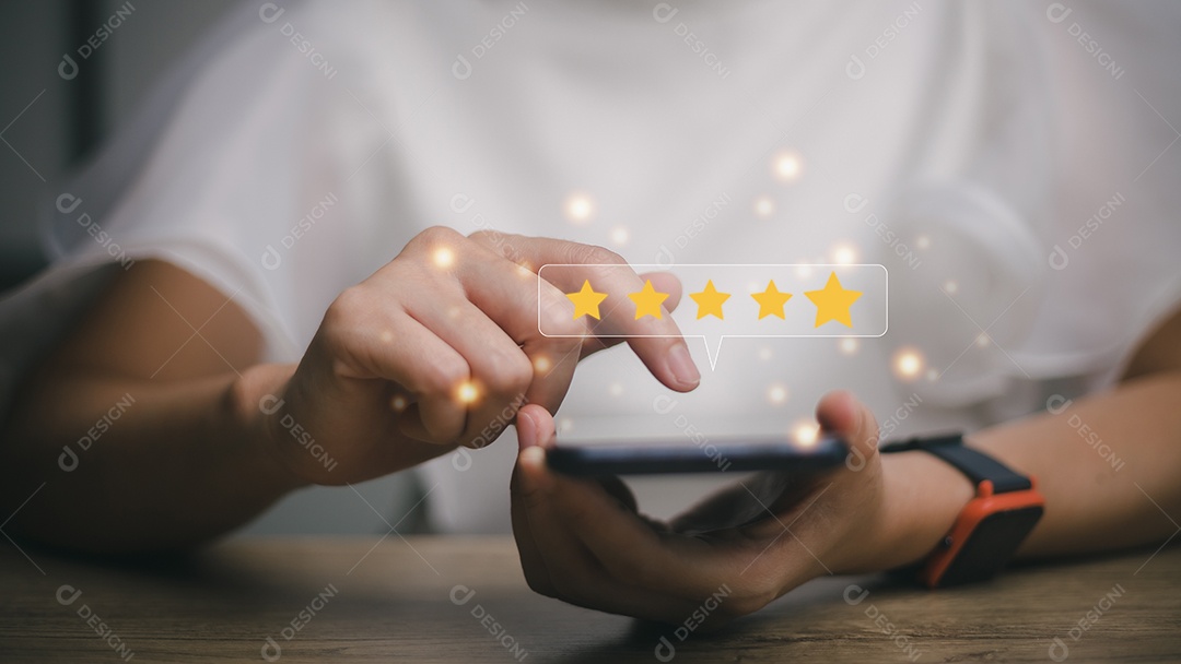 O usuário avalia a experiência de serviço no aplicativo on-line