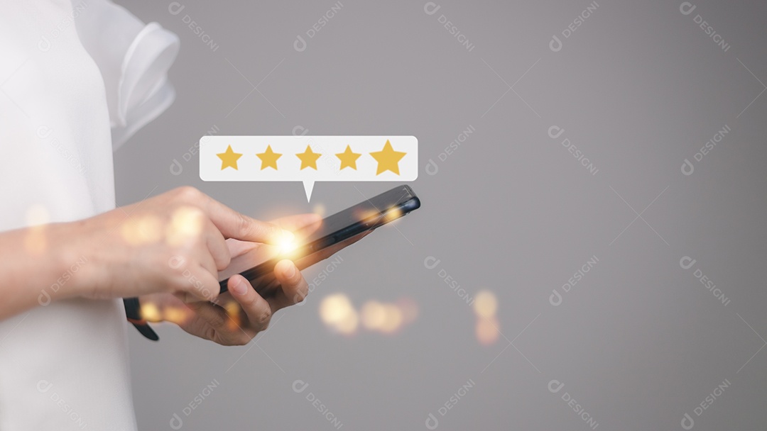 O usuário avalia a experiência de serviço no aplicativo on-line