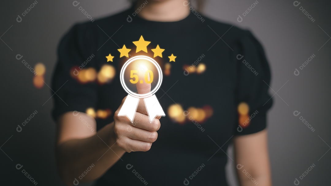 O usuário avalia a experiência de serviço no aplicativo on-line