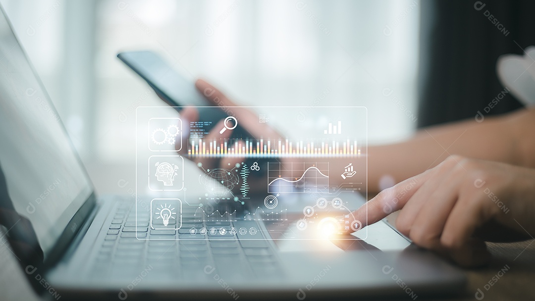 Mulher usando laptop analisando e desenvolvendo várias informações na tela de interface