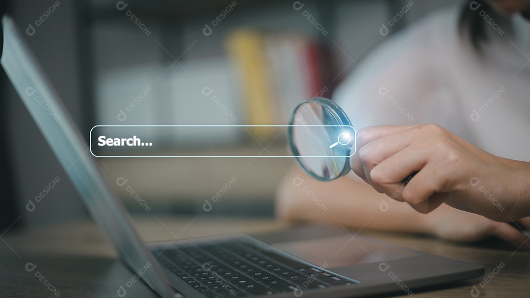 Mulher usa lupa Pesquisa na tela virtual Pesquisa de dados