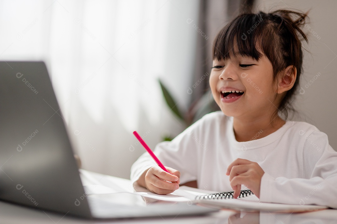 Aluna asiática fazendo sua lição de casa com o laptop em casa