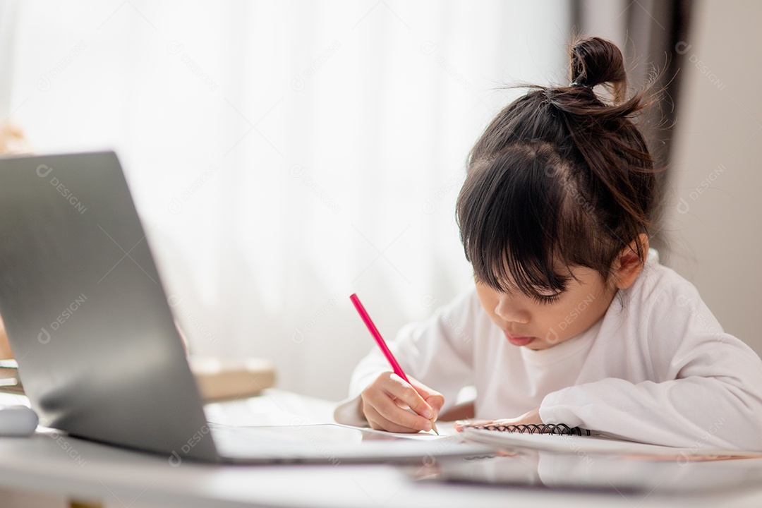Aluna asiática fazendo sua lição de casa com o laptop em casa
