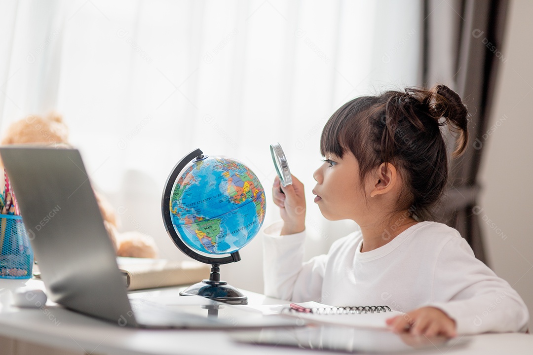 A menina asiática está aprendendo o modelo do globo