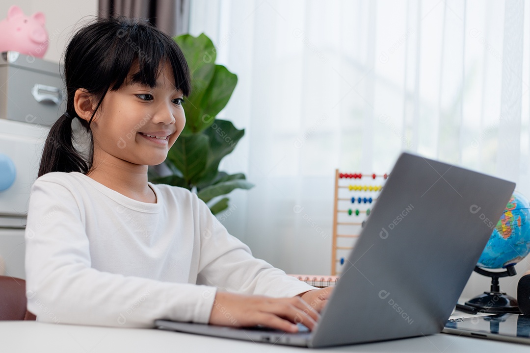 Aluna asiática fazendo sua lição de casa com o laptop em casa