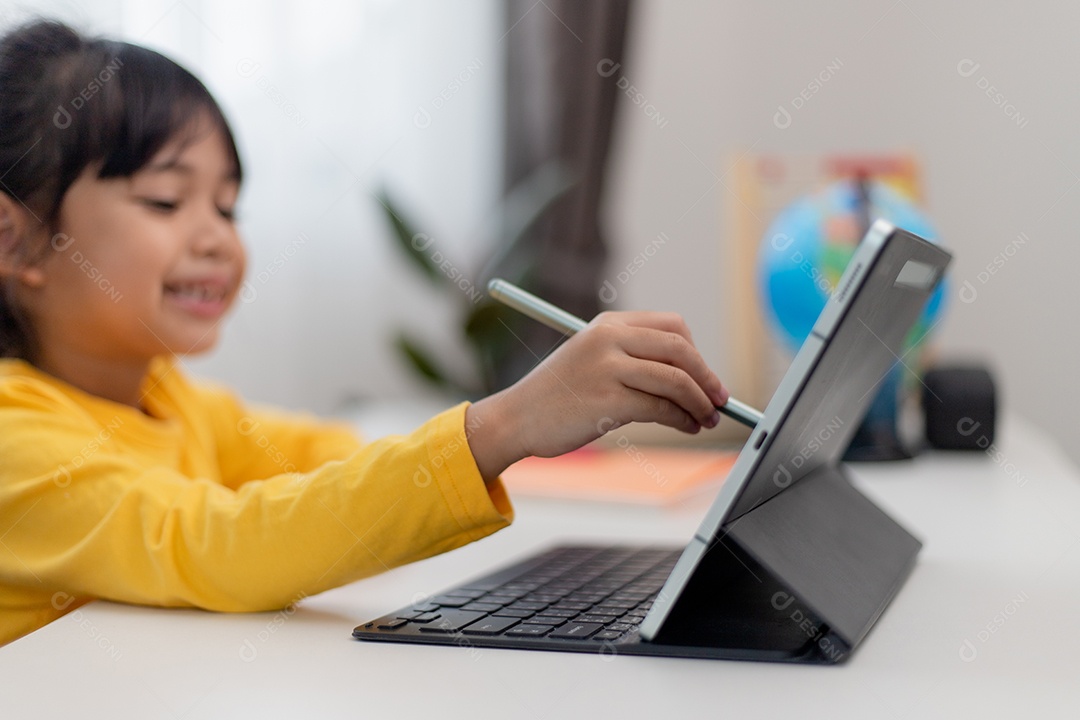 Aluna asiática fazendo sua lição de casa com tablet digital em casa