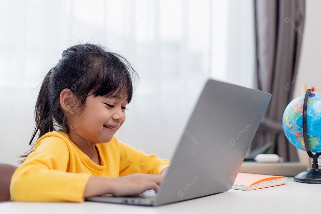 Primeiro dia na escola menina asiática que usa um laptop