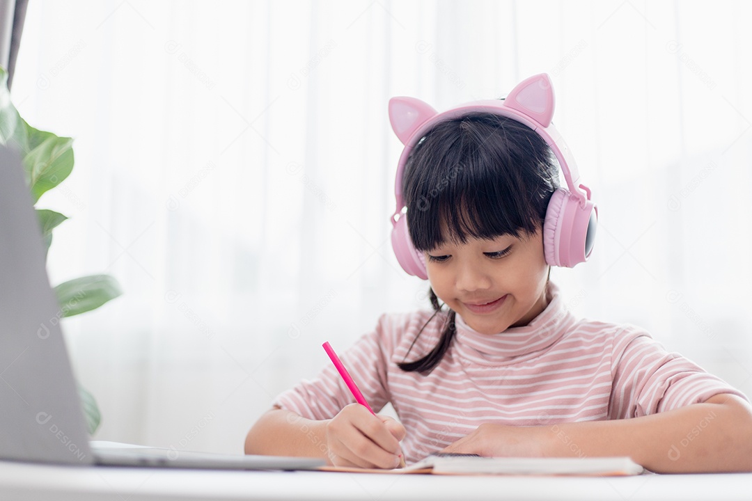 Menina asiática em fones de ouvido tem chamada de vídeo