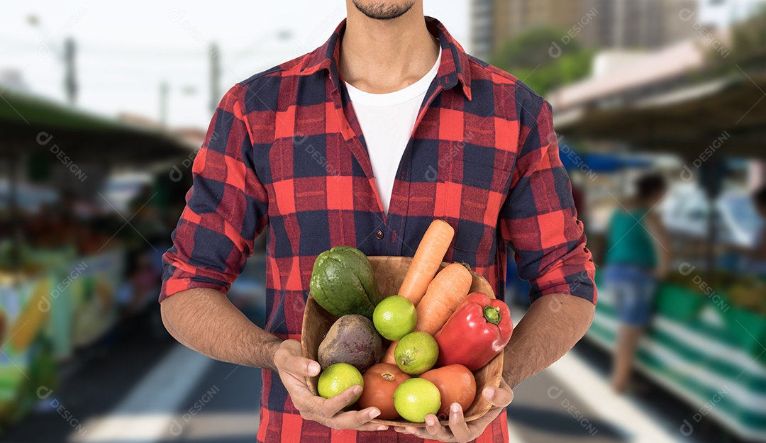 Vendedor Masculino na Tradicional Feira Livre Brasileira.