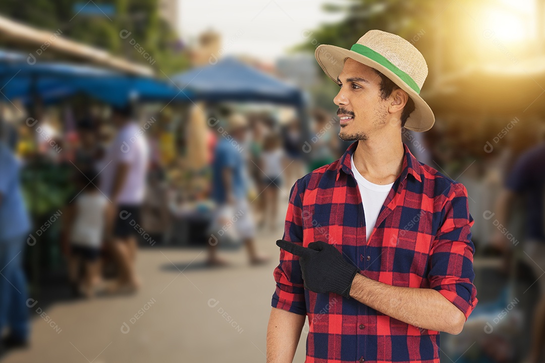 Vendedor Masculino na Tradicional Feira Livre Brasileira.