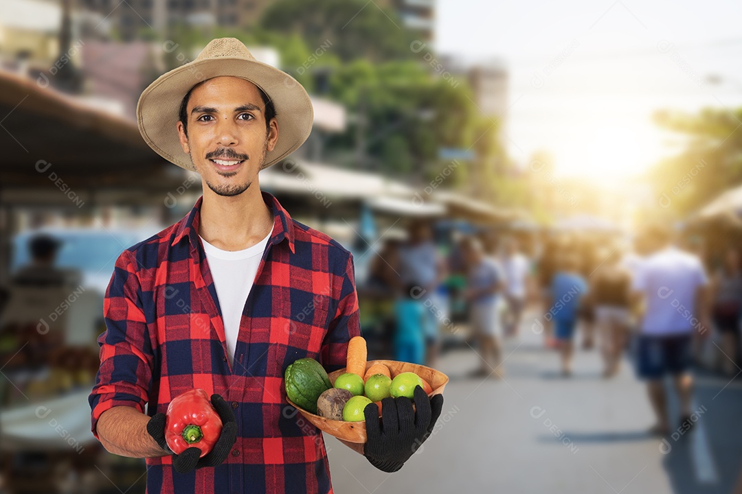 Vendedor Masculino na Tradicional Feira Livre Brasileira.