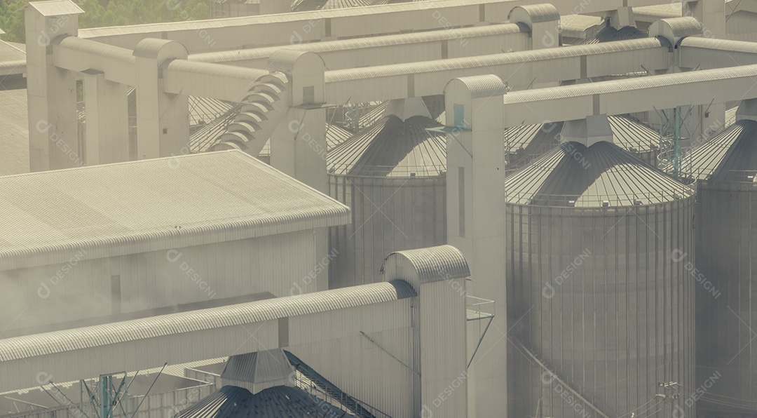 Fábrica de ração animal. Silo agrícola na fábrica de ração. bronzeado