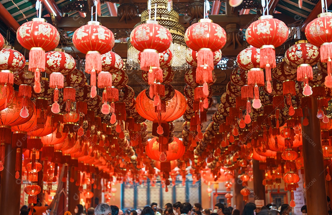 Lanternas vermelhas chinesas no templo, feliz feriado do Ano Novo Lunar