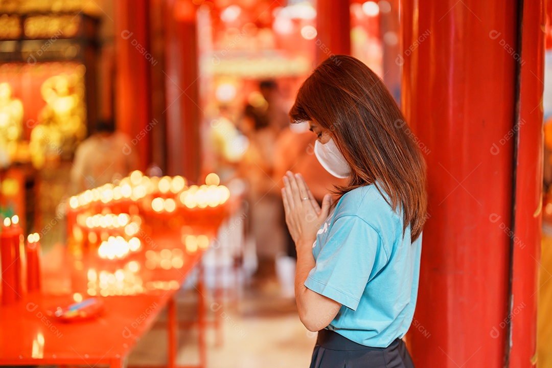 Mulher viajando em Wat Mangkorn Kammalawas, Leng Nuei Yee como templo chinês