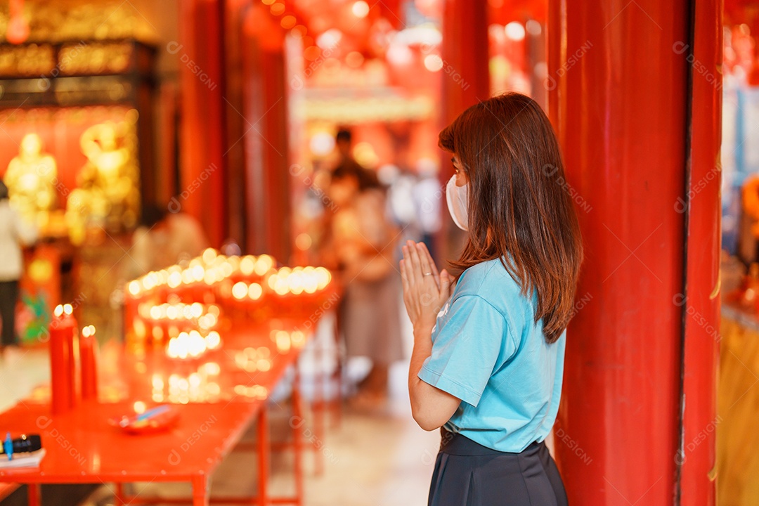 Mulher viajando em Wat Mangkorn Kammalawas, Leng Nuei Yee como templo chinês