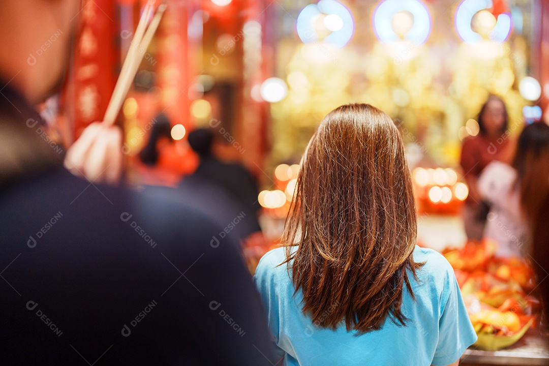 Mulher viajando em Wat Mangkorn Kammalawas, Leng Nuei Yee como templo chinês