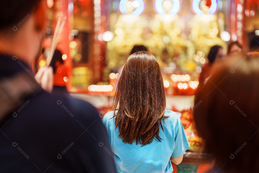 Viajante asiático visitando a estrada Yaowarat ou Chinatown de Bangkok, marco e popular para atrações turísticas na Tailândia