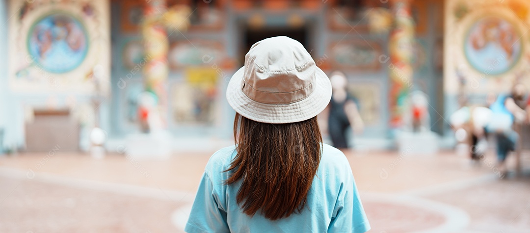 Mulher viajando em Wat Mangkorn Kammalawas, Leng Nuei Yee como templo chinês.