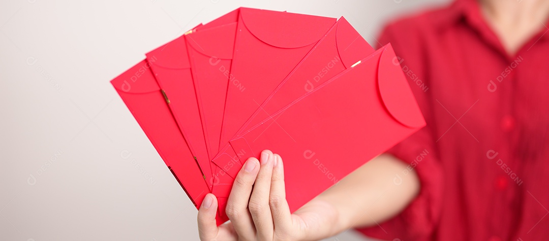 Mulher segurando envelope vermelho chinês, presente de dinheiro para feliz ano novo lunar