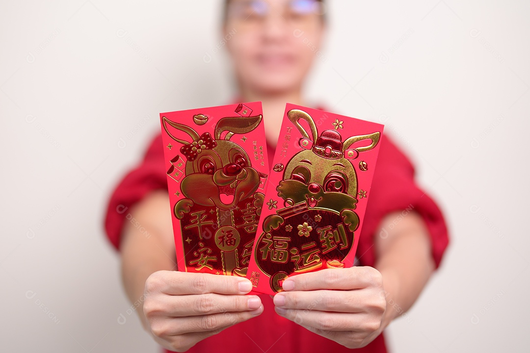 mulher segurando envelope vermelho chinês com coelho dourado