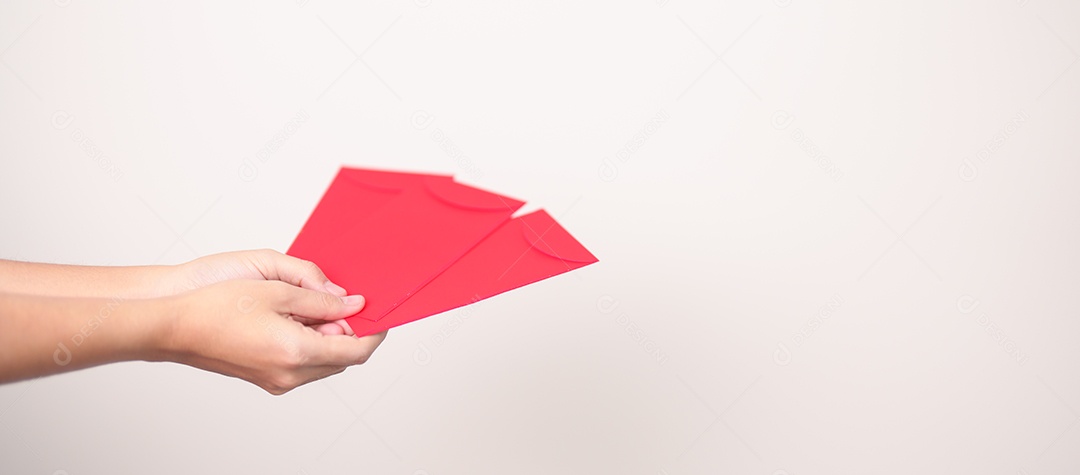 Mulher segurando envelope vermelho chinês, presente de dinheiro para feliz ano novo lunar