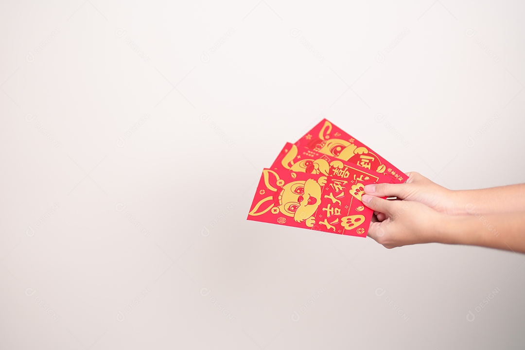 mulher segurando envelope vermelho chinês com coelho dourado