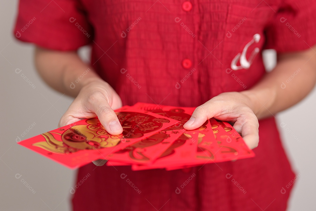 mulher segurando envelope vermelho chinês com coelho dourado
