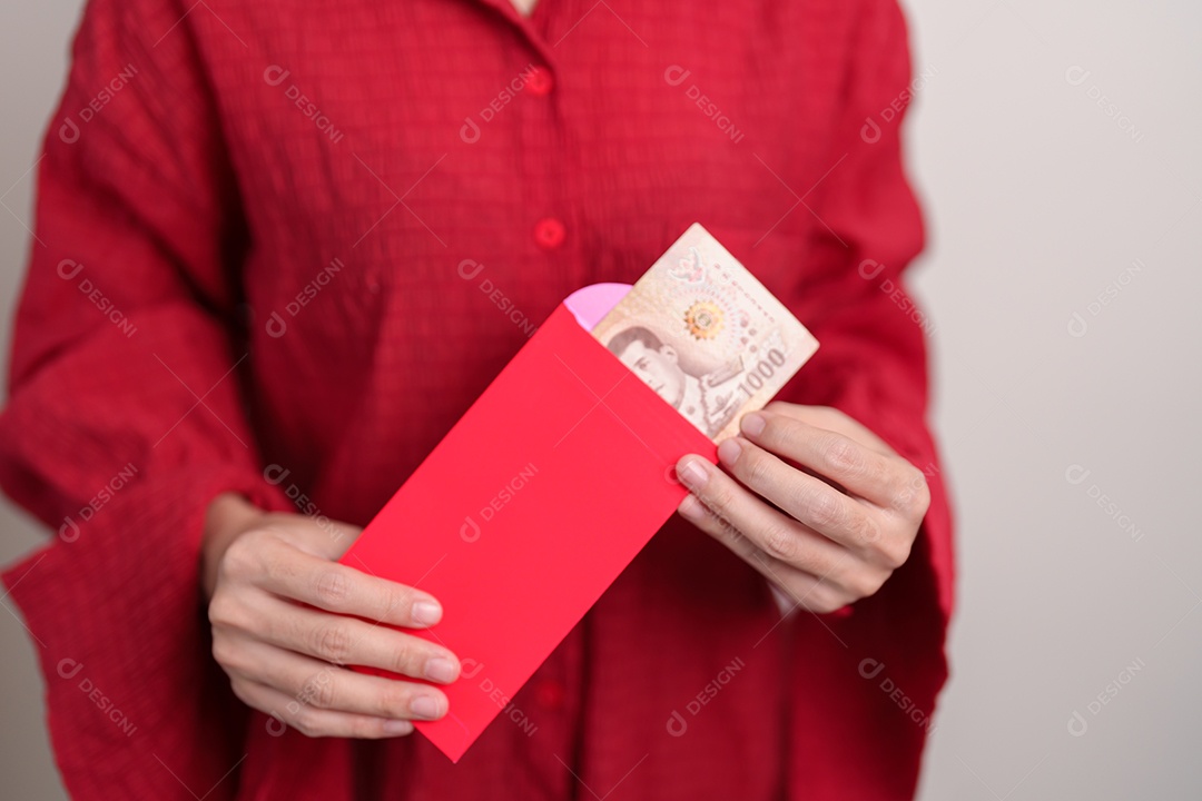 Mulher segurando envelope vermelho chinês com presente de dinheiro