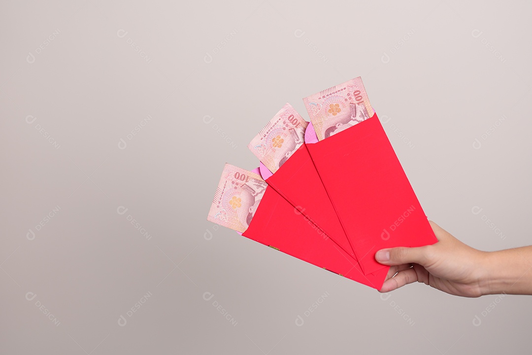 Mulher segurando envelope vermelho chinês com presente de dinheiro