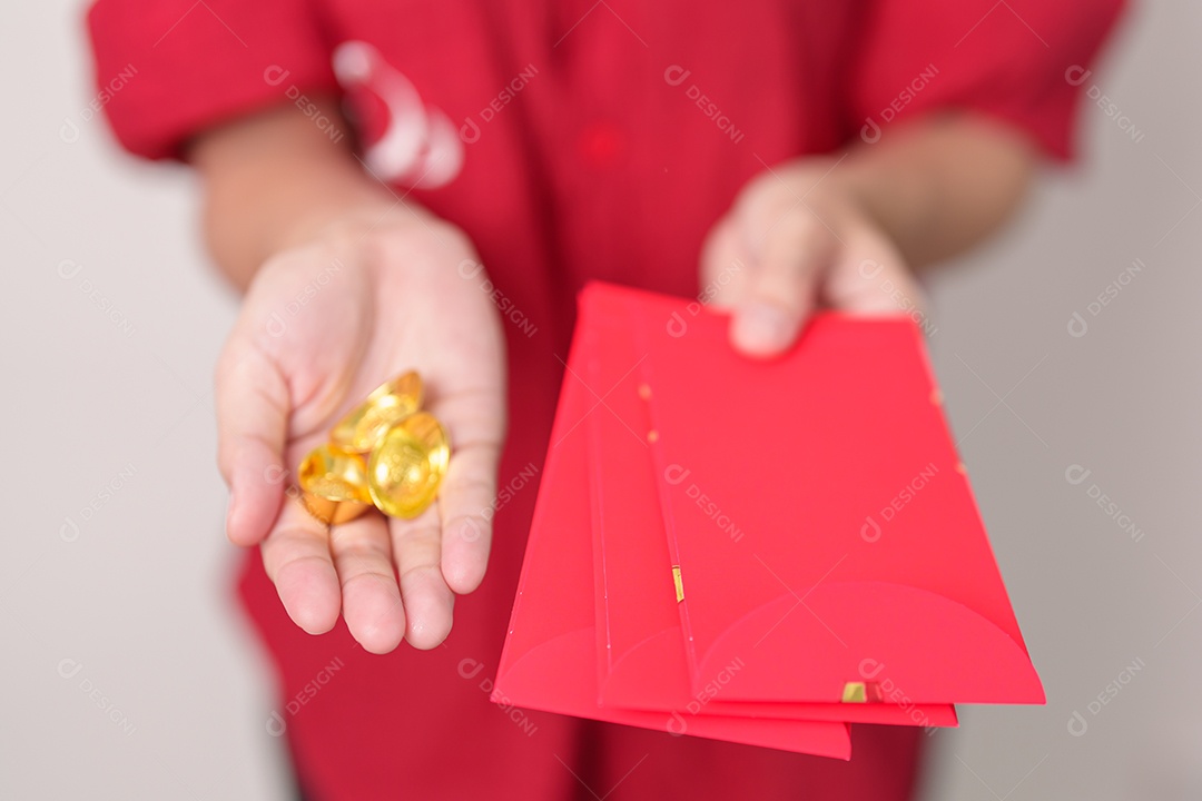 Mulher segurando envelope vermelho chinês com barras de ouro, presente de dinheiro