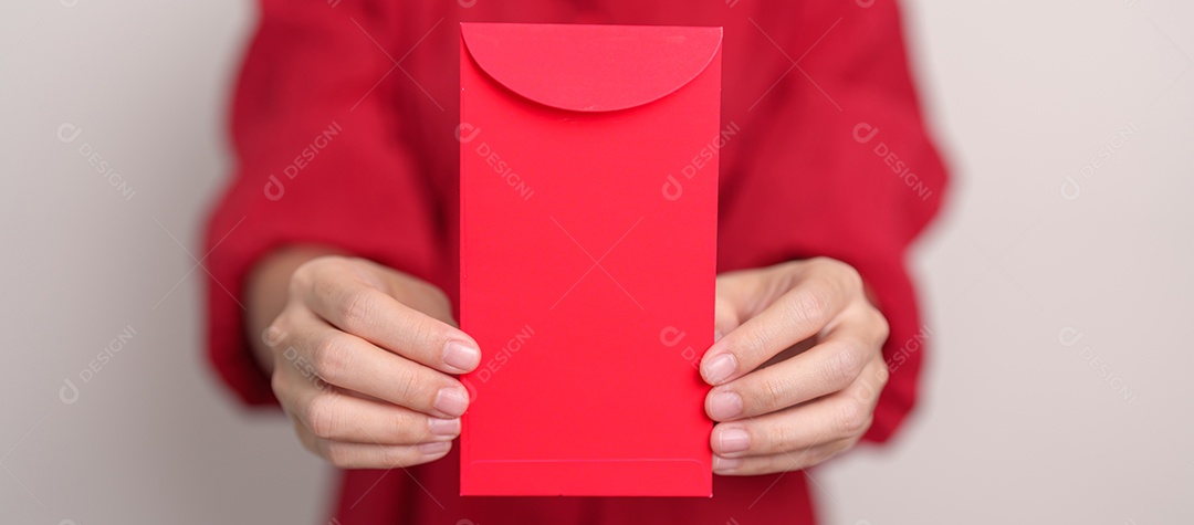 Mulher segurando envelope vermelho chinês, presente de dinheiro para feliz ano novo lunar