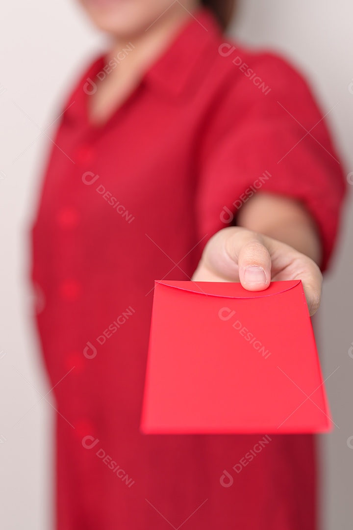 Mulher segurando envelope vermelho chinês, presente de dinheiro para feliz ano novo lunar